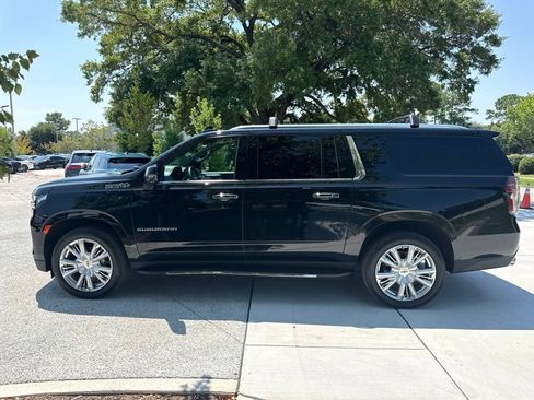 Used 2023 Chevrolet Suburban High Country AWD/4WD image 4