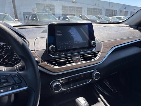 Used 2025 Nissan Altima 2.5 SV FWD image 14