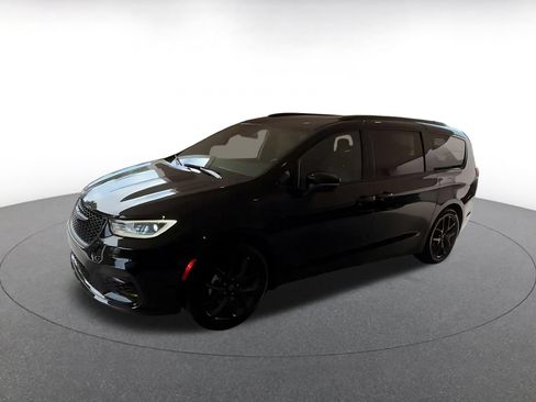 Used 2025 Chrysler Pacifica Limited FWD image 7