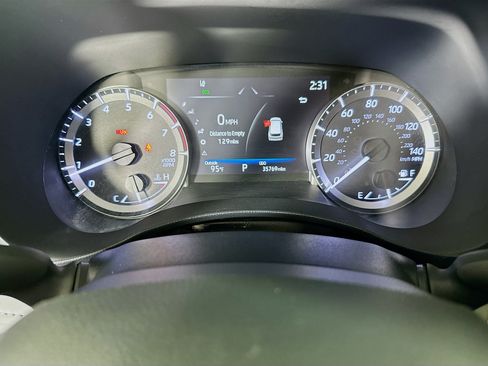 Used 2024 Toyota Highlander LE FWD image 19