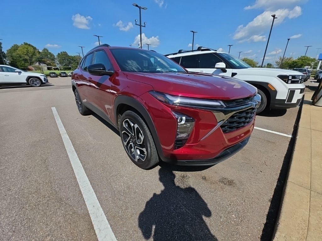 Used 2025 Chevrolet Trax RS w/ Sunroof Package FWD image 1