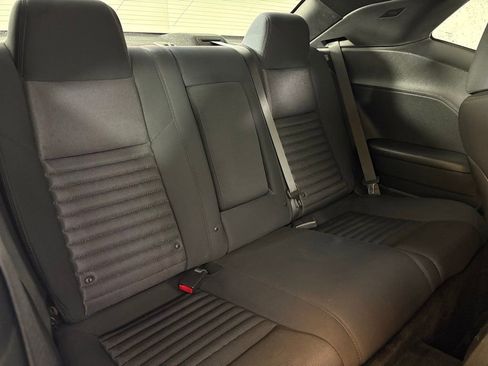 Used 2014 Dodge Challenger SXT image 15