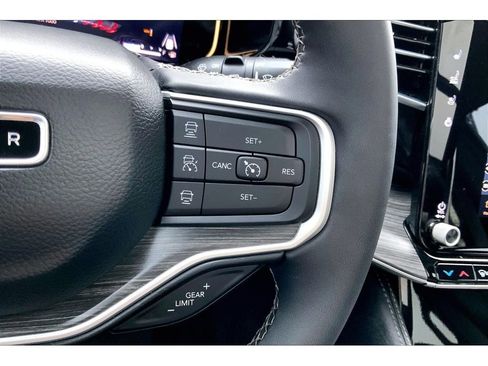 Used 2023 Jeep Wagoneer L Series III w/ Premium Group I image 20