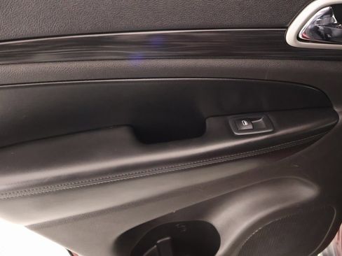 Used 2019 Jeep Grand Cherokee Laredo w/ 18" Wheel & 8.4" Radio Group image 16