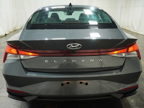 Used 2023 Hyundai Elantra SEL w/ Preferred Accessory Package FWD image 5