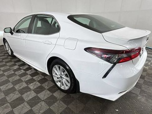 Used 2024 Toyota Camry SE FWD image 4