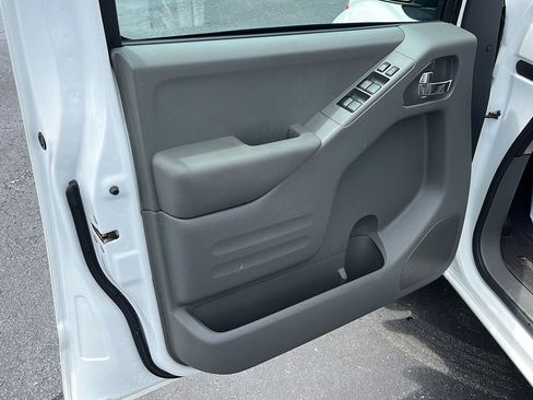 Used 2017 Nissan Frontier SV w/ SV Value Truck Package AWD/4WD image 18