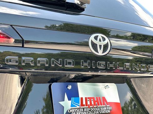 Used 2025 Toyota Grand Highlander AWD image 15
