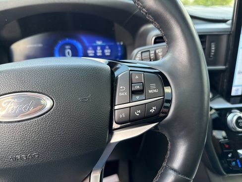 Used 2022 Ford Explorer Platinum w/ Equipment Group 601A AWD/4WD image 32