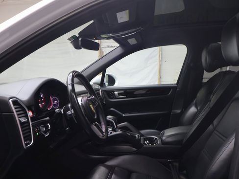 Used 2021 Porsche Cayenne image 17