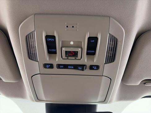 Used 2022 Toyota Highlander XLE AWD/4WD image 32
