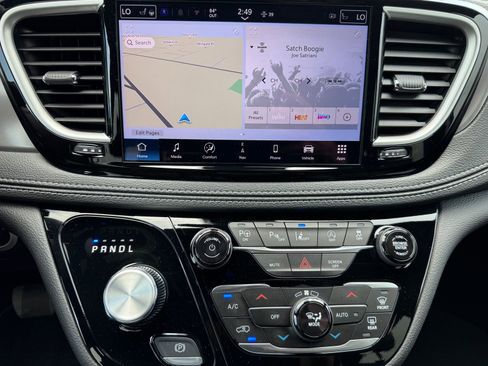 New 2025 Chrysler Pacifica Select w/ Uconnect Theater Family Group AWD/4WD image 20