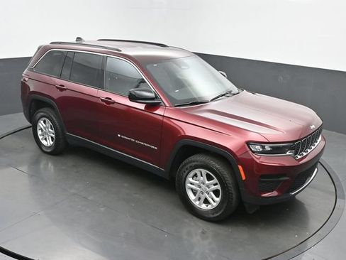 Used 2024 Jeep Grand Cherokee Laredo AWD/4WD image 42
