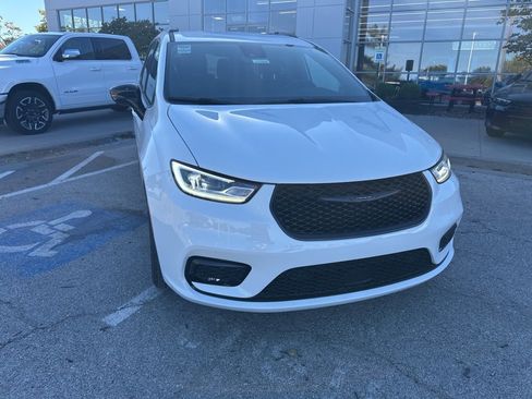 New 2026 Chrysler Pacifica Select image 8