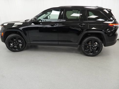Used 2024 Jeep Grand Cherokee Limited w/ Black Appearance Package AWD/4WD image 15