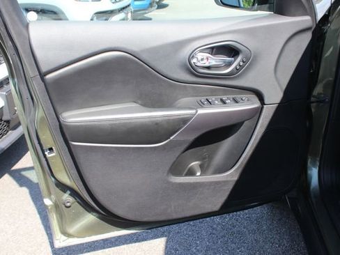 Used 2019 Jeep Cherokee Limited AWD/4WD image 18