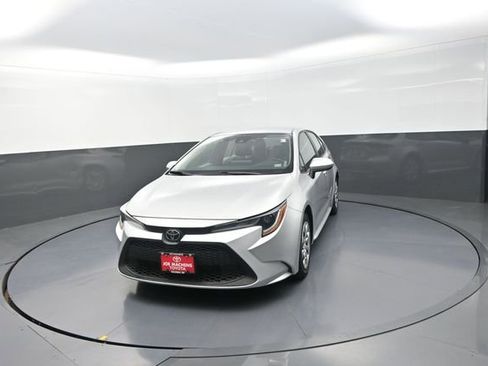 Used 2022 Toyota Corolla LE FWD image 32