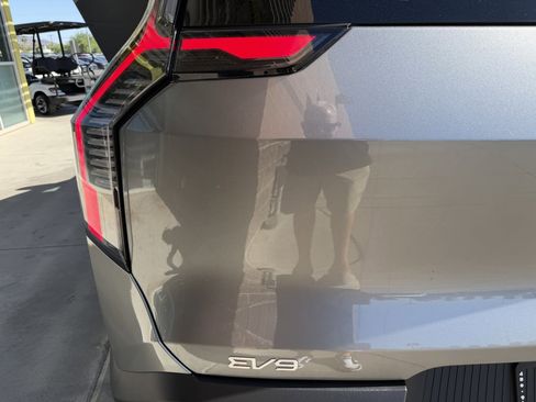Used 2024 Kia EV9 Light Long Range RWD image 14
