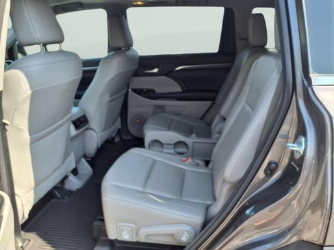 Used 2014 Toyota Highlander Limited w/ Driver Technology Package AWD/4WD image 27
