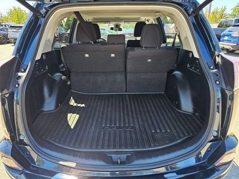 Used 2018 Toyota RAV4 XLE AWD/4WD image 10