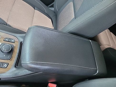 Used 2023 GMC Acadia SLE w/ Driver Convenience Package FWD image 31