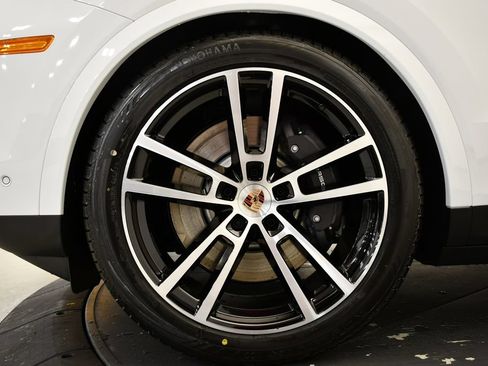 Certified 2026 Porsche Cayenne E-Hybrid AWD/4WD image 17