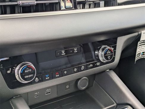 New 2025 Mitsubishi Outlander SEL image 22