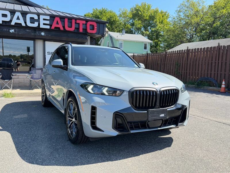 Used 2025 BMW X5 xDrive40i w/ M Sport Package AWD/4WD image 4