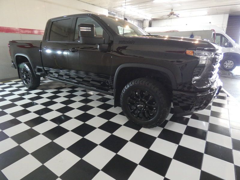 Used 2025 Chevrolet Silverado 2500 High Country w/ Midnight Edition AWD/4WD image 4