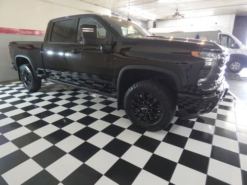 Used 2025 Chevrolet Silverado 2500 High Country w/ Midnight Edition AWD/4WD image 4