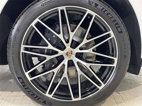 New 2026 Porsche Macan image 16