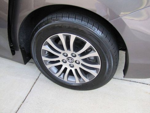 Used 2020 Toyota Sienna XLE w/ XLE Navigation Package FWD image 28