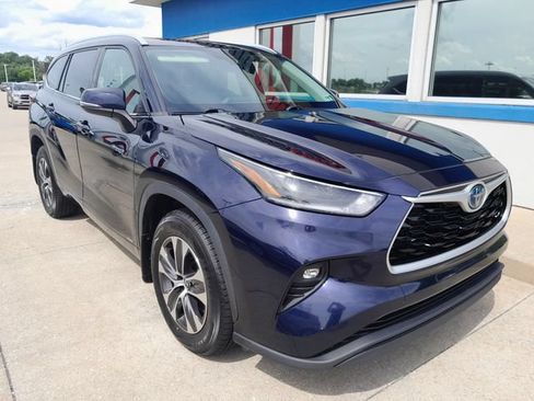 Used 2021 Toyota Highlander XLE AWD/4WD image 3