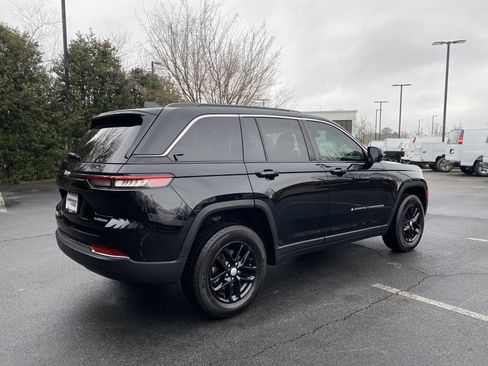 Used 2025 Jeep Grand Cherokee Laredo X image 9