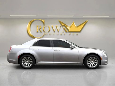 Used 2016 Chrysler 300 C image 5