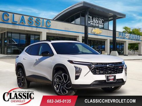 Used 2025 Chevrolet Trax RS w/ Sunroof Package FWD image 1
