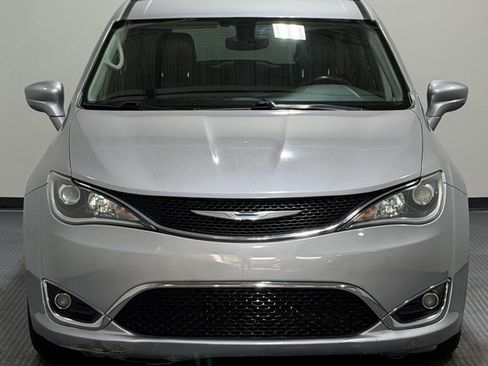 Used 2017 Chrysler Pacifica Touring-L FWD image 3