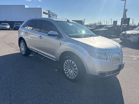Used 2011 Lincoln MKX AWD image 3