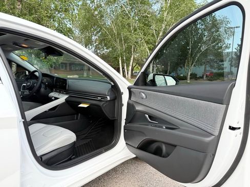 New 2025 Hyundai Elantra Limited image 12