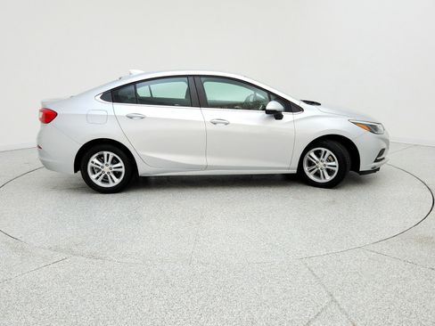 Used 2018 Chevrolet Cruze LT w/ Convenience Package image 4