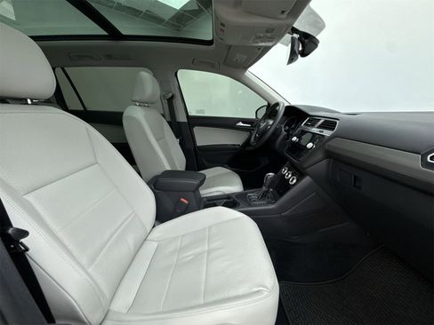 Used 2021 Volkswagen Tiguan SE w/ Panoramic Sunroof Package image 14