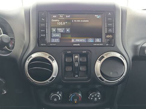 Used 2014 Jeep Wrangler Unlimited Rubicon w/ Connectivity Group AWD/4WD image 22