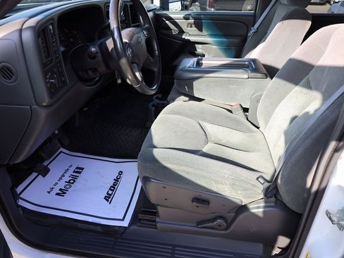 Used 2006 Chevrolet Silverado 2500 LT w/ Heavy-Duty Power Package image 11