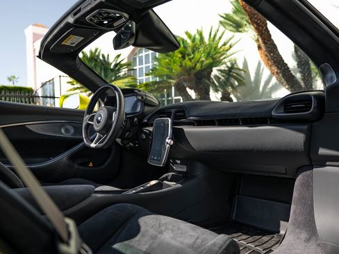 Used 2025 McLaren Artura Spider image 9