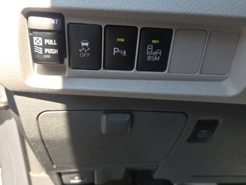 Used 2017 Toyota Sienna XLE w/ XLE Navigation Package FWD image 12