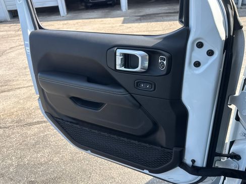 Used 2021 Jeep Gladiator Overland AWD/4WD image 17