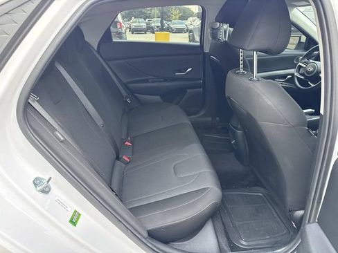 Used 2025 Hyundai Elantra SE FWD image 9