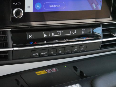 Used 2025 Toyota Sienna LE image 23