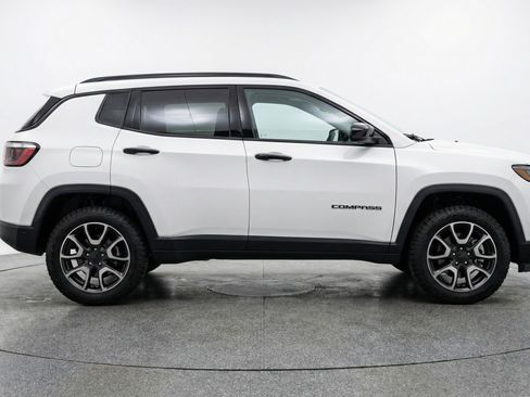 Used 2025 Jeep Compass Trailhawk image 11