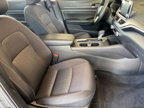 Used 2025 Nissan Altima 2.5 SV FWD image 35